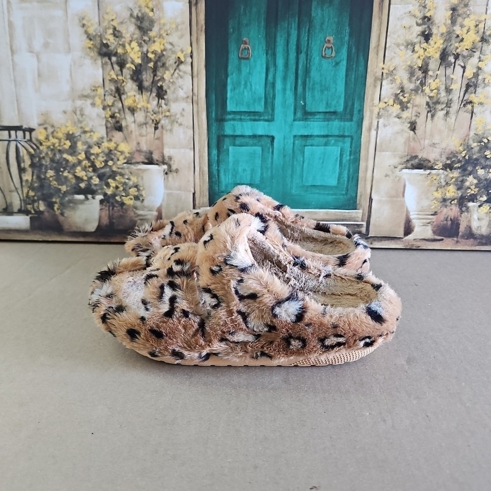crocs classic cozzy animal print sandals Men Size 4 Women's Size 6
